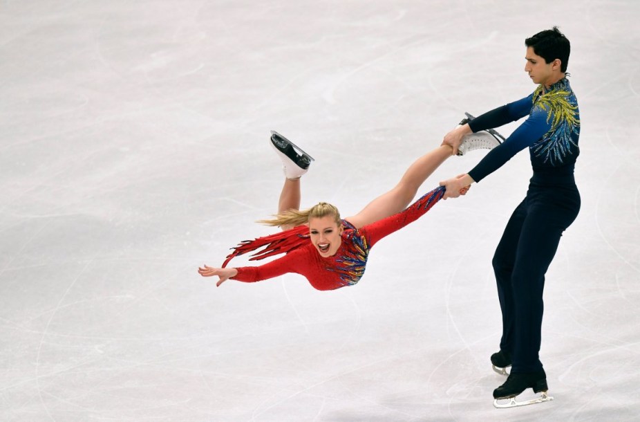 Un couple de danse sur glace en pleine performance