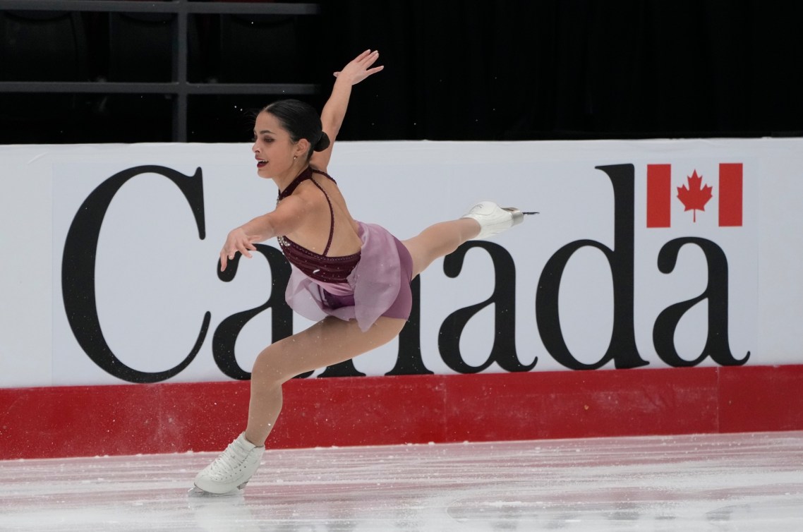 Une patineuse artistique en action