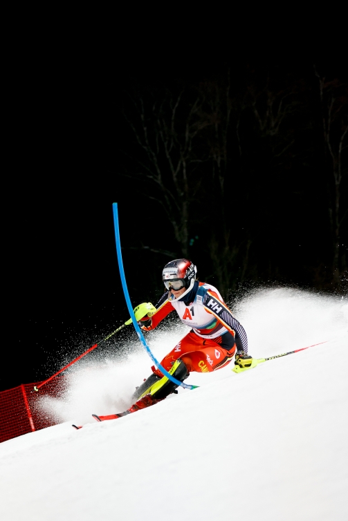 Une skieuse descend la pente