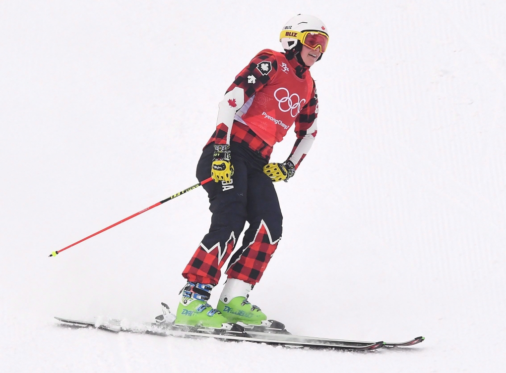 Une skieuse réagit à la fin de sa descente