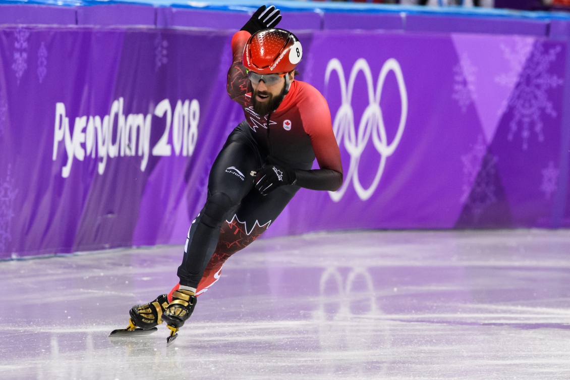 Un patineur de vitesse en action