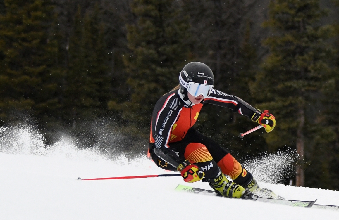Une skieuse effectue sa descente à toute vitesse lors d'une course.
