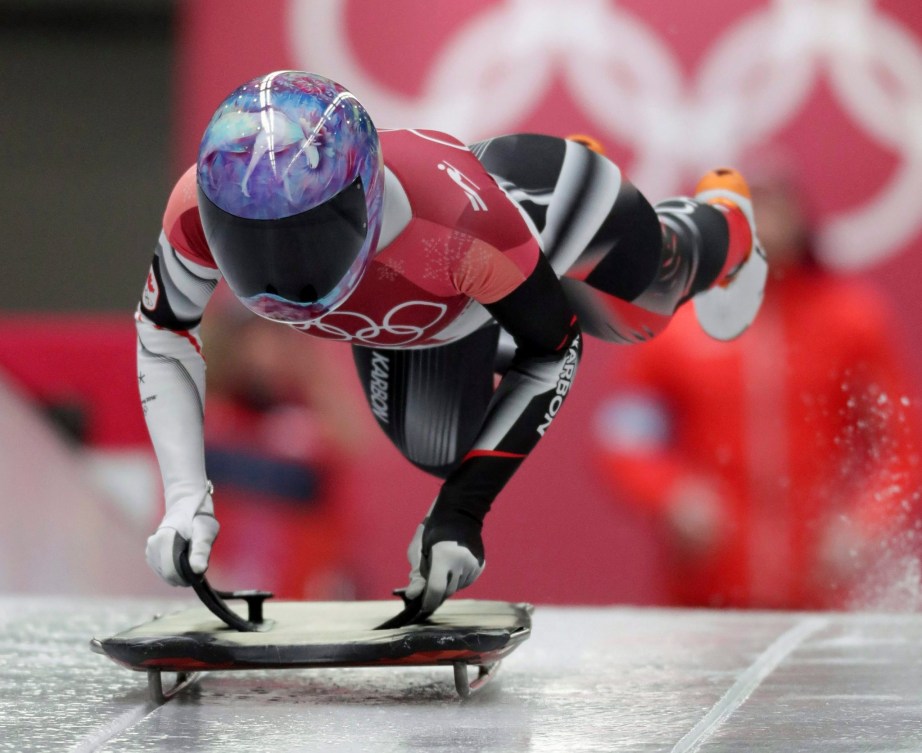 Une athlète de skeleton démarre sa course