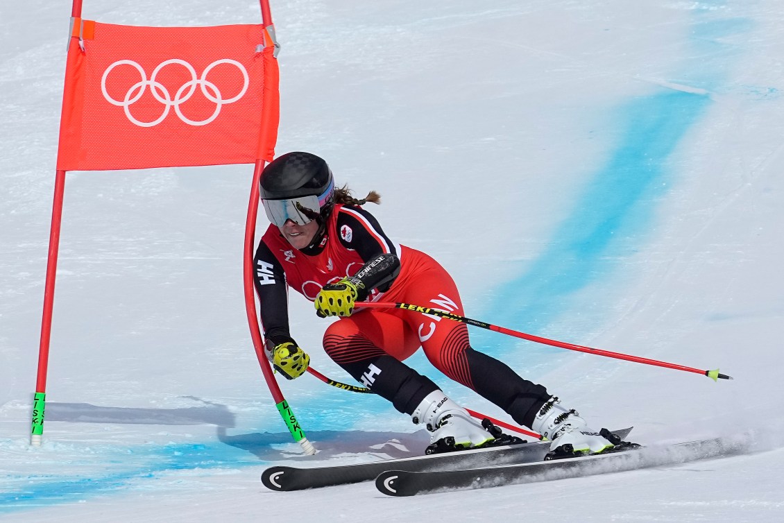 Marie-Michèle Gagnon contourne une porte du super-G. 