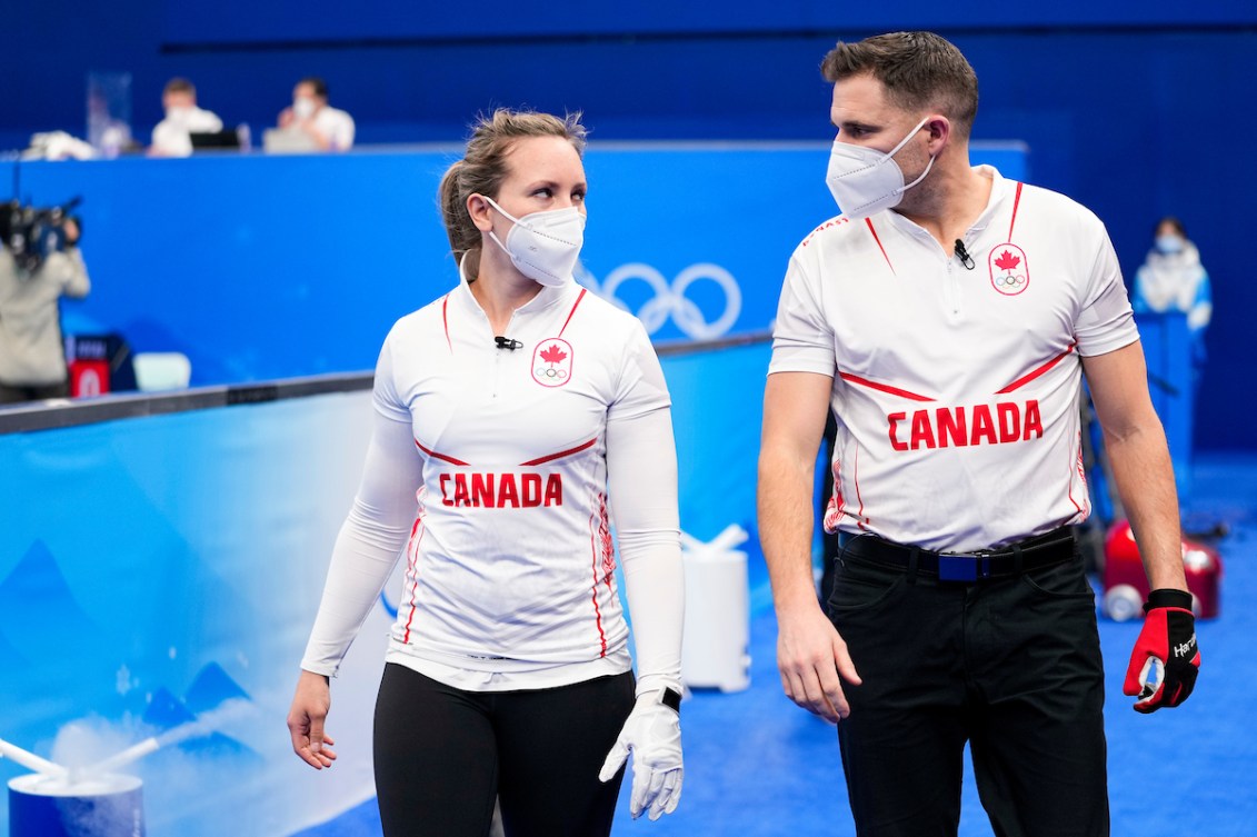 Rachel Homan et John Morris marchent côte à côte lors du tournois de curling mixte double