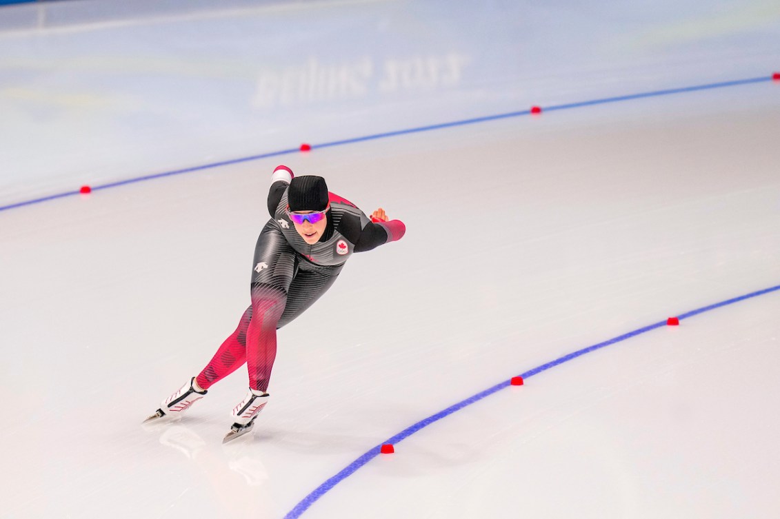 Valérie Maltais effectue un virage lors de l'épreuve du 3000 mètres féminin en patinage de vitesse sur longue piste à Beijing 2022