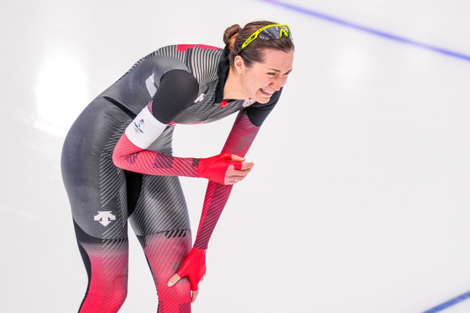 Isabelle Weidemann accroupie et en pleurs après sa course lui valant la médaille de bronze au 3000m féminin de patinage de vitesse longue piste à Beijing 2022.