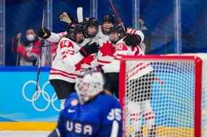 Brianne Jenner (19) d'Équipe Canada célèbre son deuxième but du match avec Renata Fast (14), Claire Thompson (42) et Sarah Nurse (20) lors de la deuxième période du match de tour préliminaire contre les États-Unis aux Jeux olympiques d'hiver de Beijing 2022, le 8 février 2022.
