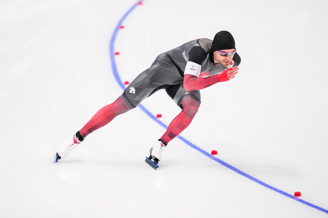 Laurent Dubreuil effectue un virage à toute vitesse lors de l'épreuve du 500 mètres masculin de patinage de vitesse sur longue piste à Beijing 2022