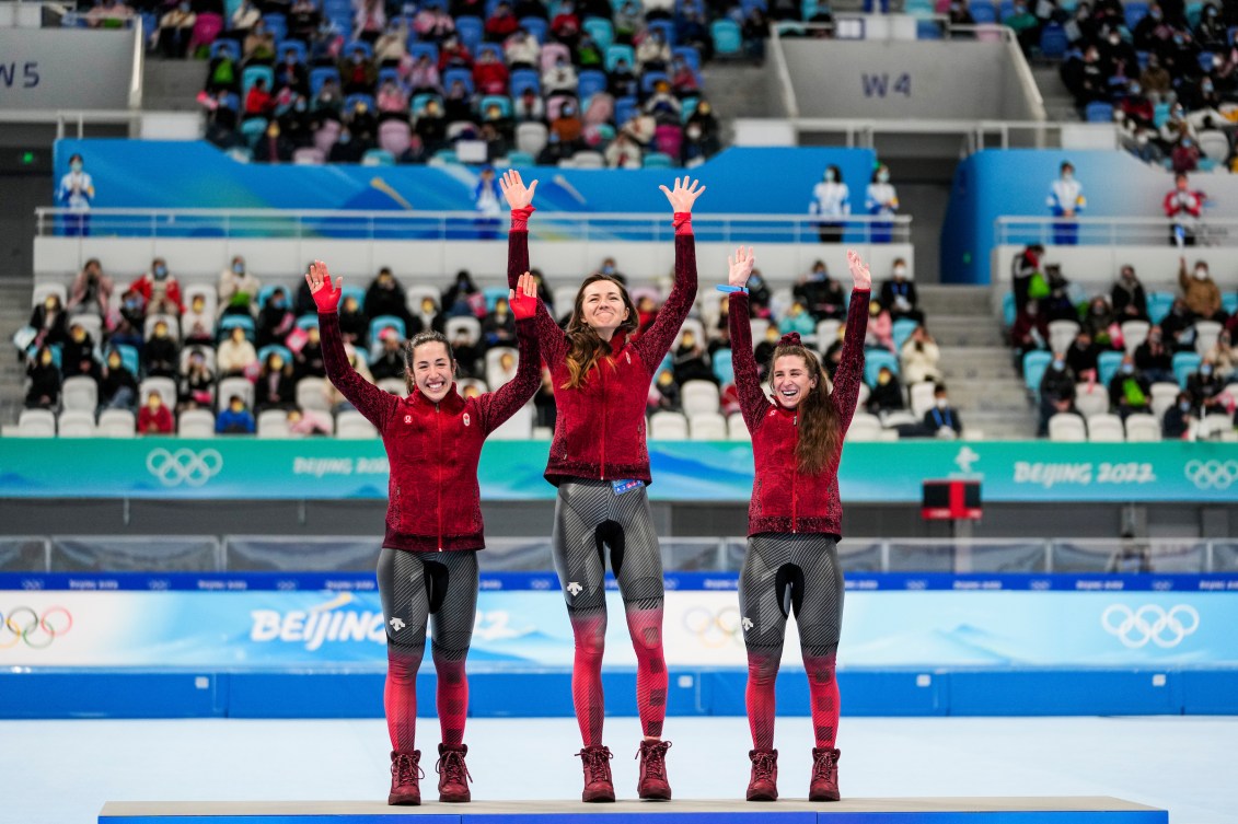 Trois patineuses sur le podium. 