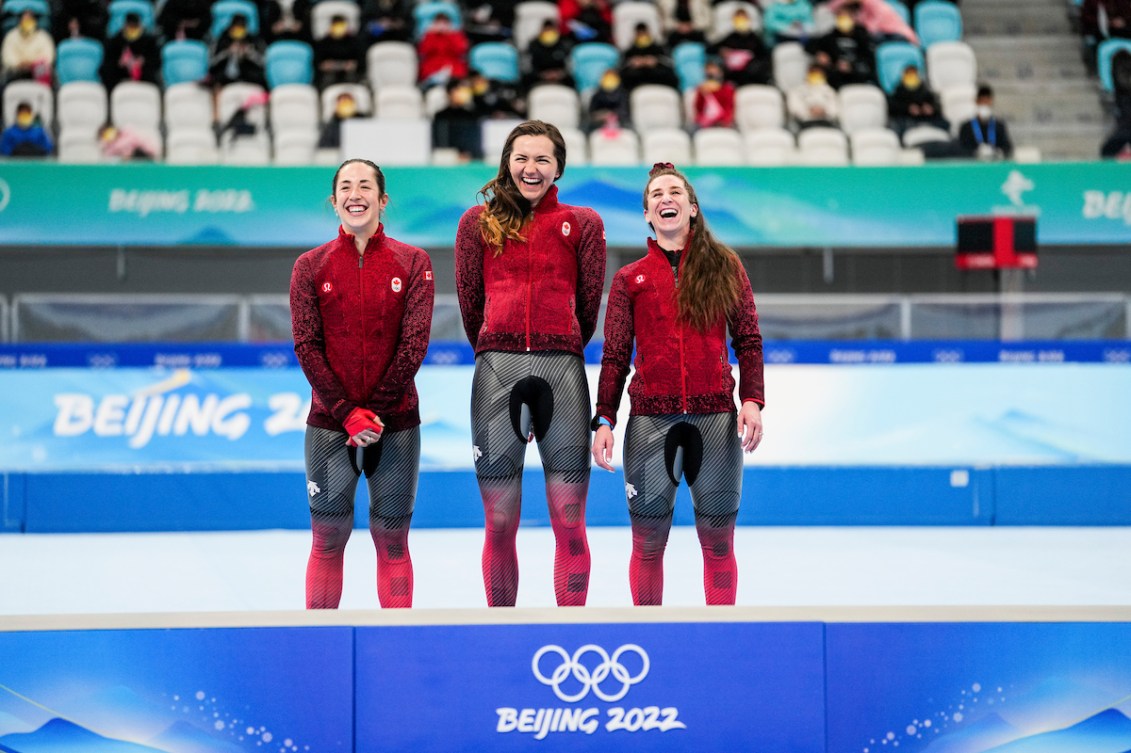 Ivanie Blondin, Valérie Maltais et Isabelle Weidemann célèbrent leur médaille d'or et leur record olympique dans la poursuite par équipe féminine lors des Jeux olympiques d'hiver de Beijing 2022