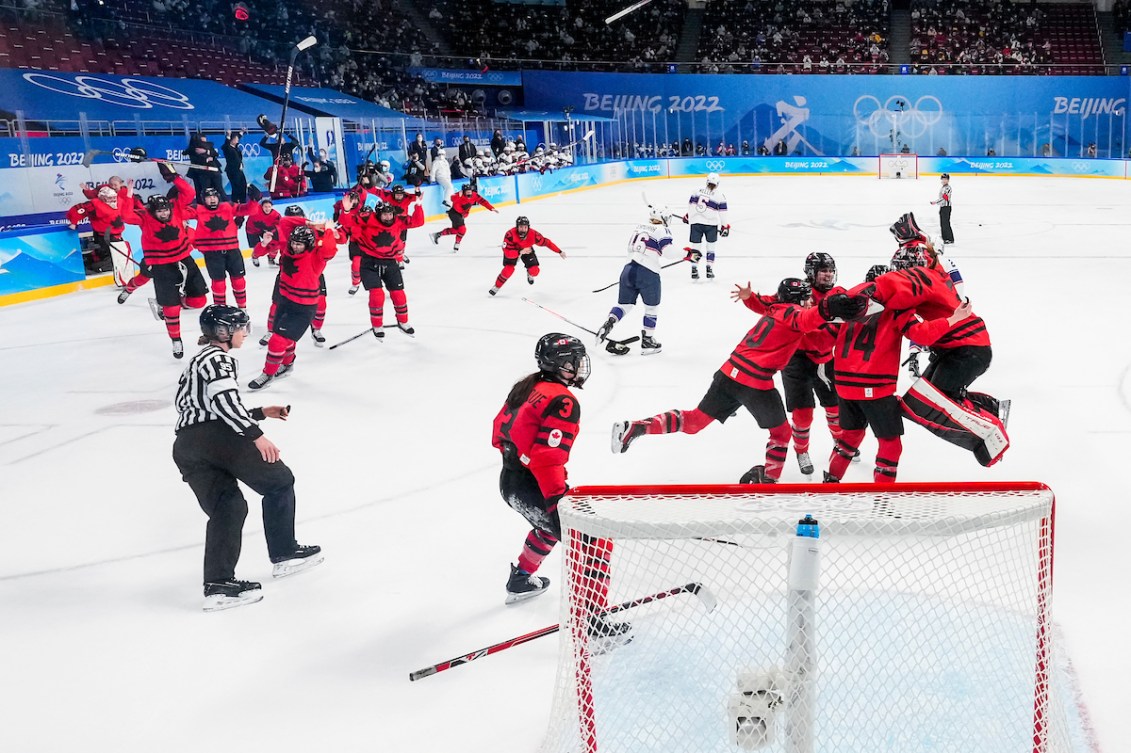 Les joueuses canadiennes de hockey  célèbrent après avoir remporté la médaille d'or. 