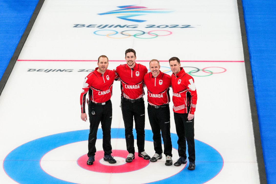 Les membres d'Équipe Canada de curling masculin Geoff Walker, Brett Gallant, Mark Nichols et Brad Gushue pose pour une photo après avoir vaincu les États-Unis d'Amérique pour remporter la médaille de bronze aux Jeux olympiques d'hiver de Beijing 2022, le 18 février 2022.