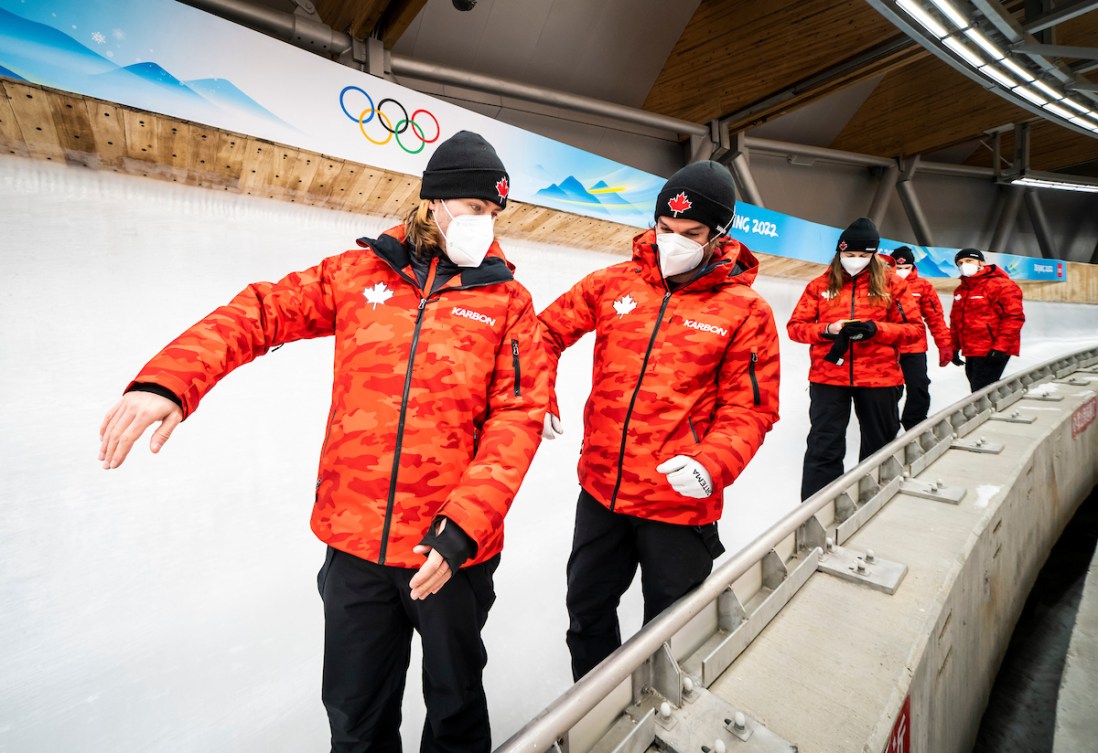 L'équipe canadienne de luge fait une promenade sur la piste avant la glisse