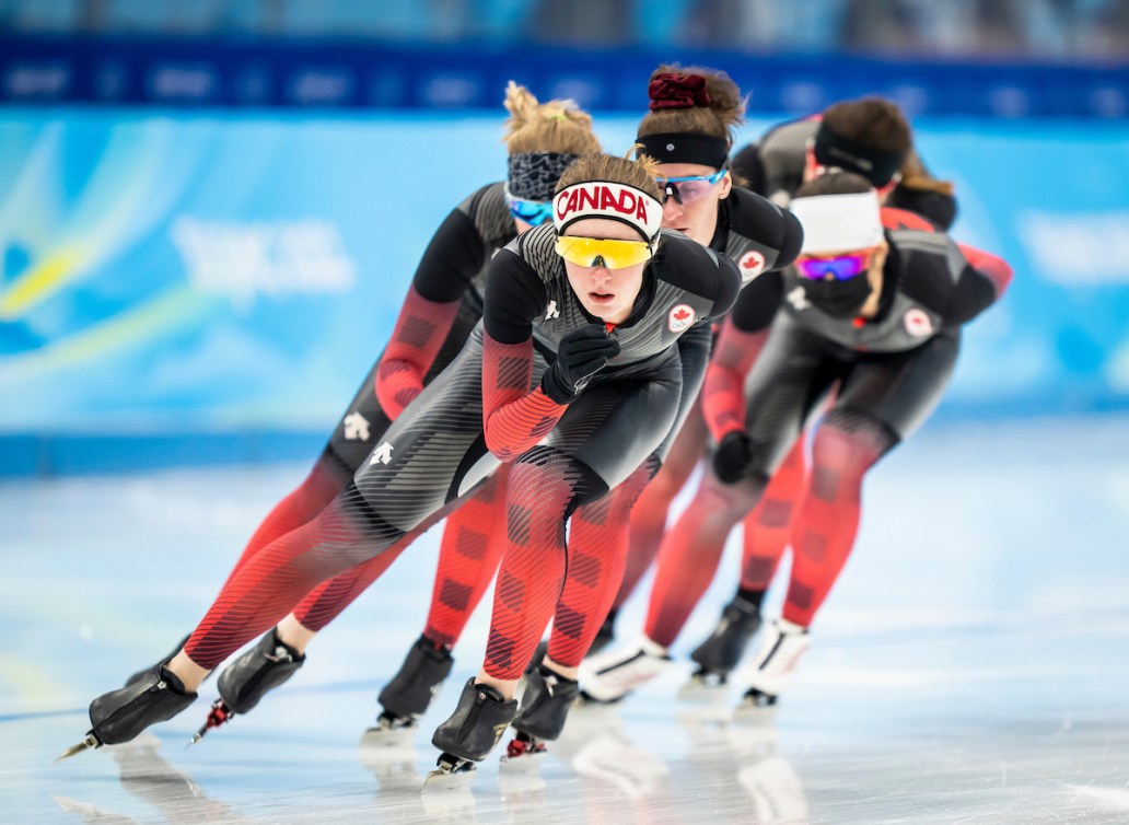 L'équipe féminine de patinage de vitesse d'Équipe Canada longue piste à l'entraînement