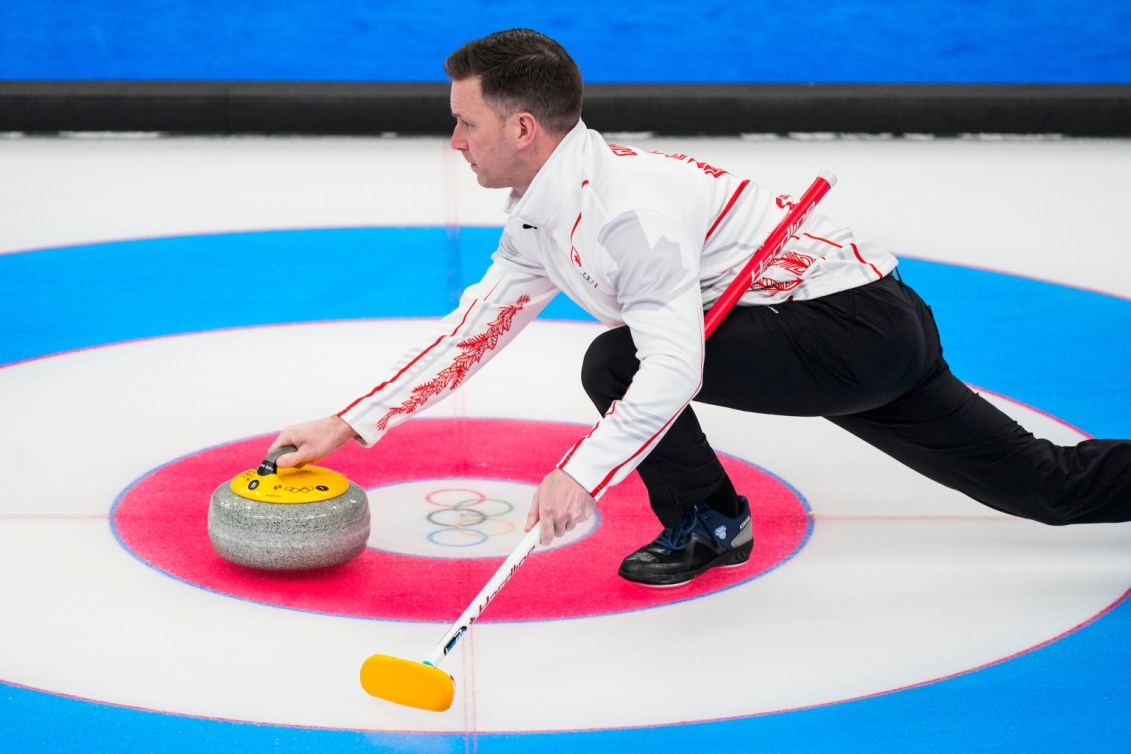 Brad Gushue lance une pierre sur la glace lors du match contre la Norvège au tournoi à la ronde de Beijing 2022
