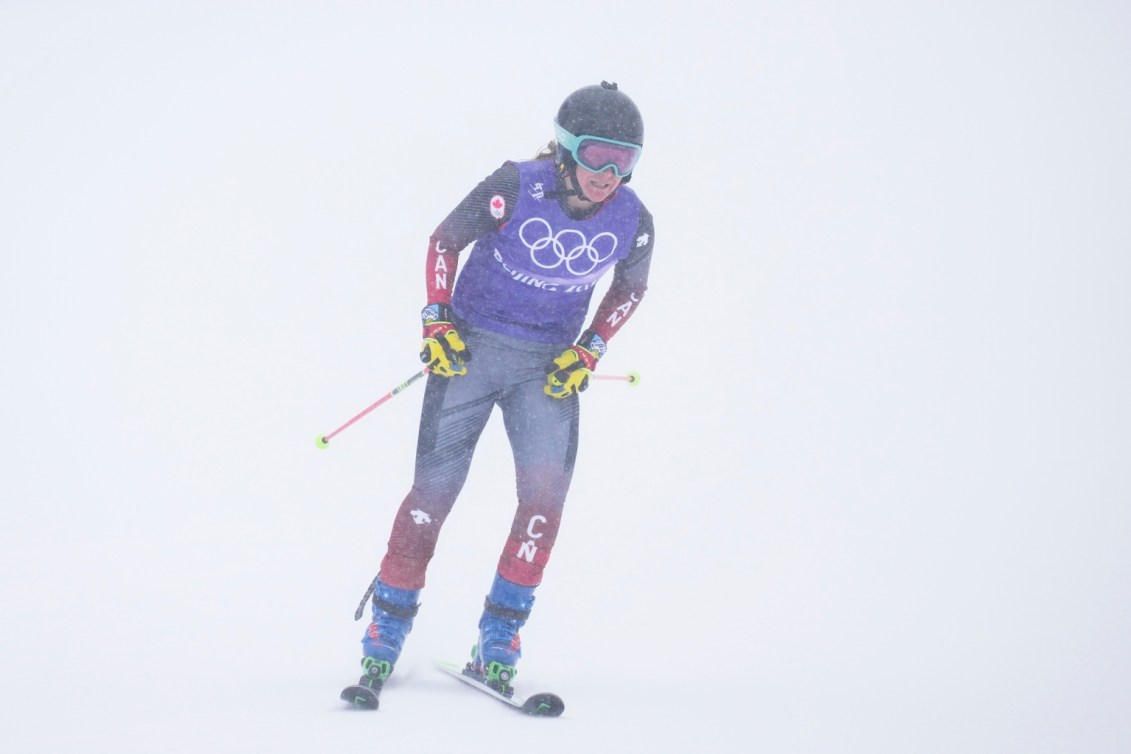 Brittany Phelan dévale la piste lors de l'épreuve de ski cross en ski acrobatique à Beijing 2022