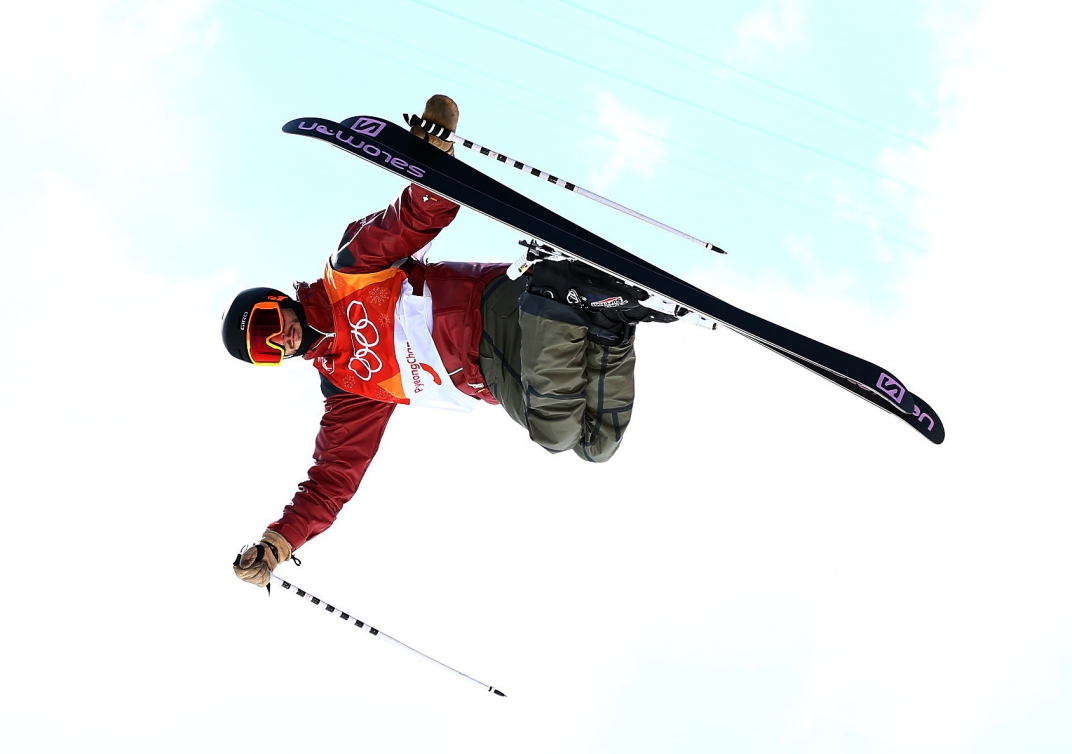 Noah Bowman prend son ski alors qu'il exécute une figure dans une compétition de demi-lune en ski acrobatique