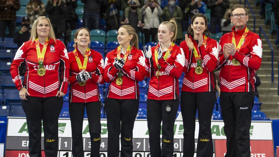 Les six membres de l'équipe de curling féminin de Jennifer Jones sont debout avec leur médaille d'or aux essais olympiques canadiens