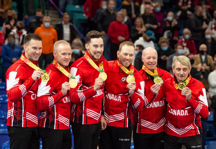 Le capitaine d'Équipe Gushue, Brad Gushue, à gauche, et ses coéquipiers, reçoivent leur chandail d'Équipe Canada et leur médaille d'or après avoir remporté la finale des essais olympiques canadiens de curling de 2021 contre Équipe Jacobs à Saskatoon, Sask., le dimanche 28 novembre 2021.