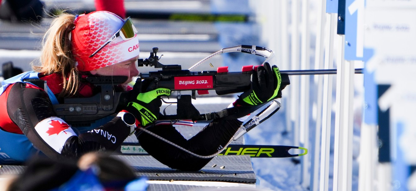 Sarah Beaudry tire au fusil en biathlon.