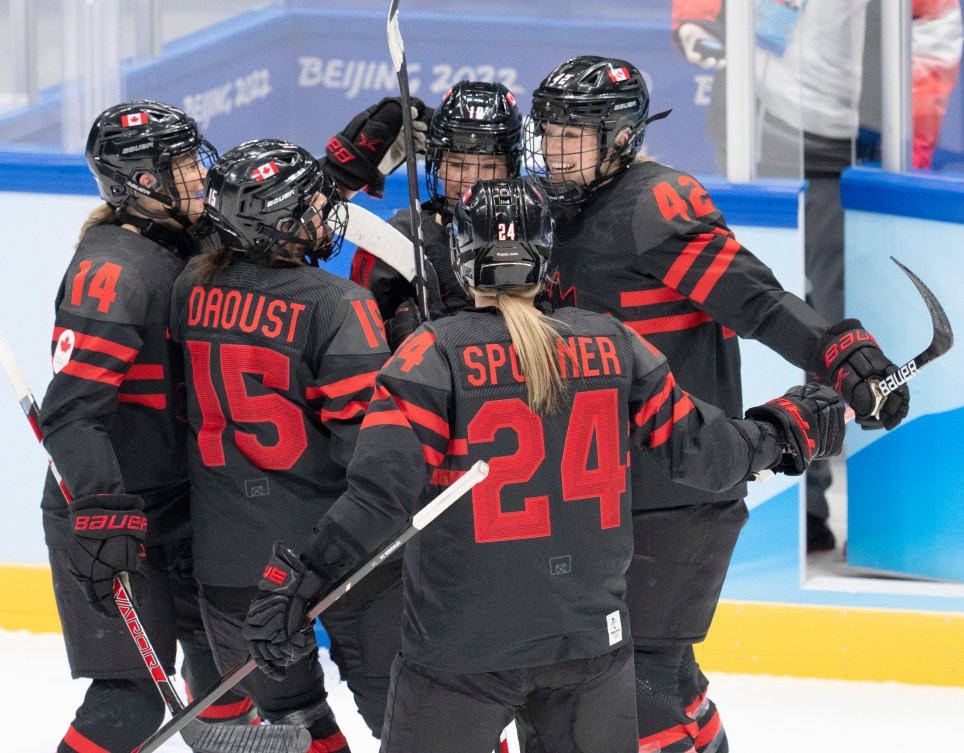L'attaquante d'Équipe Canada Sarah Fillier (10), deuxième à partir de la droite, célèbre avec ses coéquipières après avoir inscrit son deuxième but durant la première période du match contre la Suisse lors de la ronde préliminaire du tournoi de hockey féminin des Jeux olympiques d'hiver de Beijing 2022, le jeudi 3 février 2022