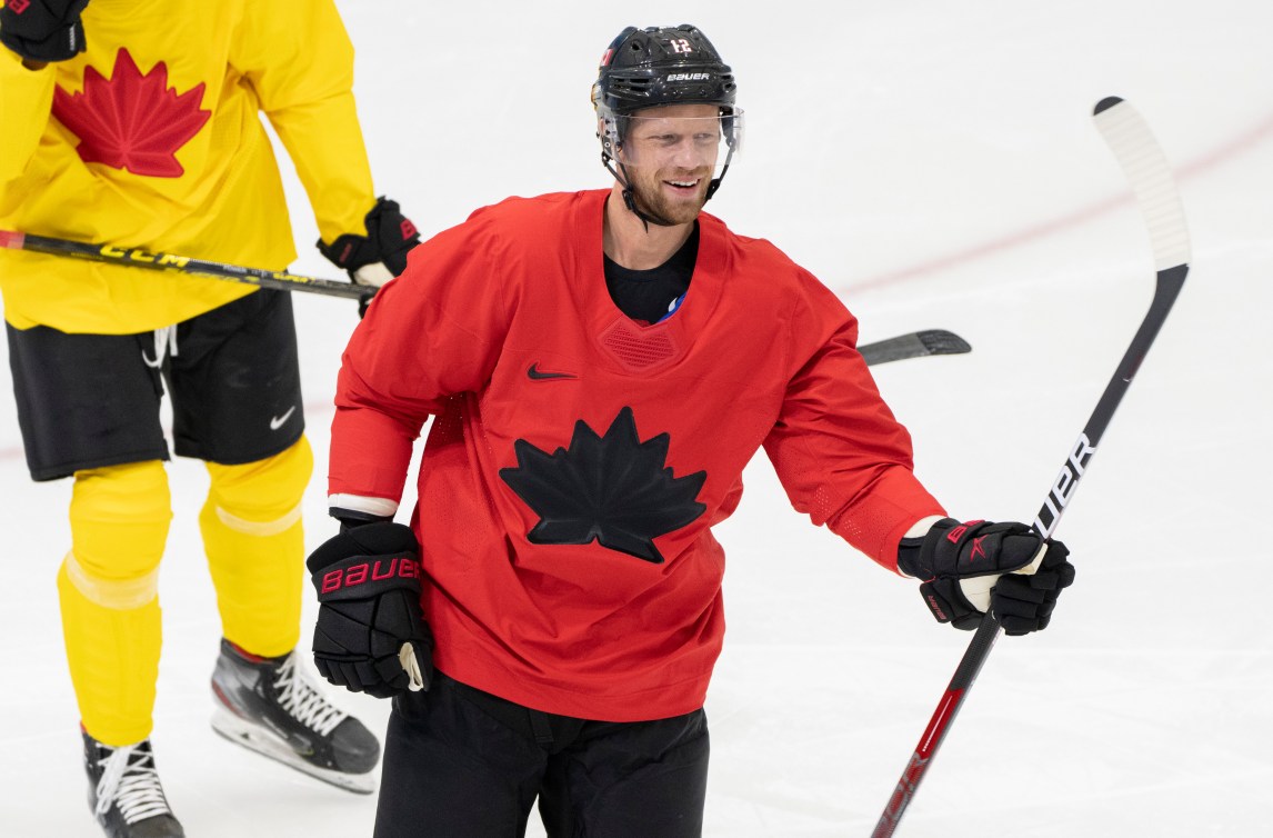 Eric Staal rit pendant un entraînement sur glace à Beijing 2022