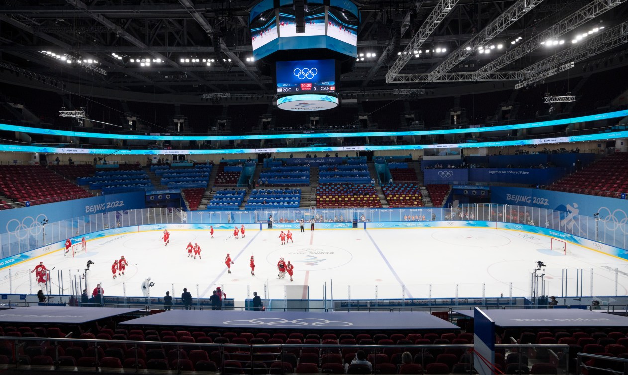 Vue d'ensemble sur la patinoire alors que les joueuses du comité olympique russe patinent seules à Beijing 2022.