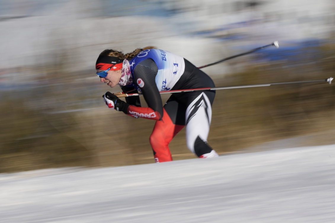Dahria Beatty sur une lancée lors de la compétition féminine de ski de fond libre de sprint à Beijing 2022