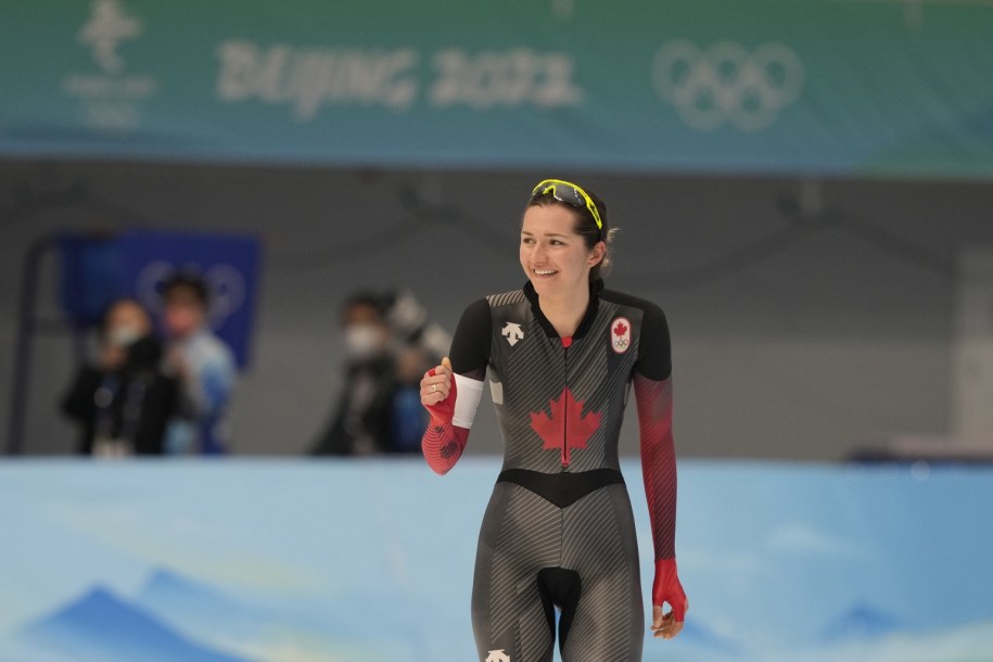 Isabelle Weidemann célèbre sa médaille d'argent au patinage de vitesse sur longue piste à Beijing 2022