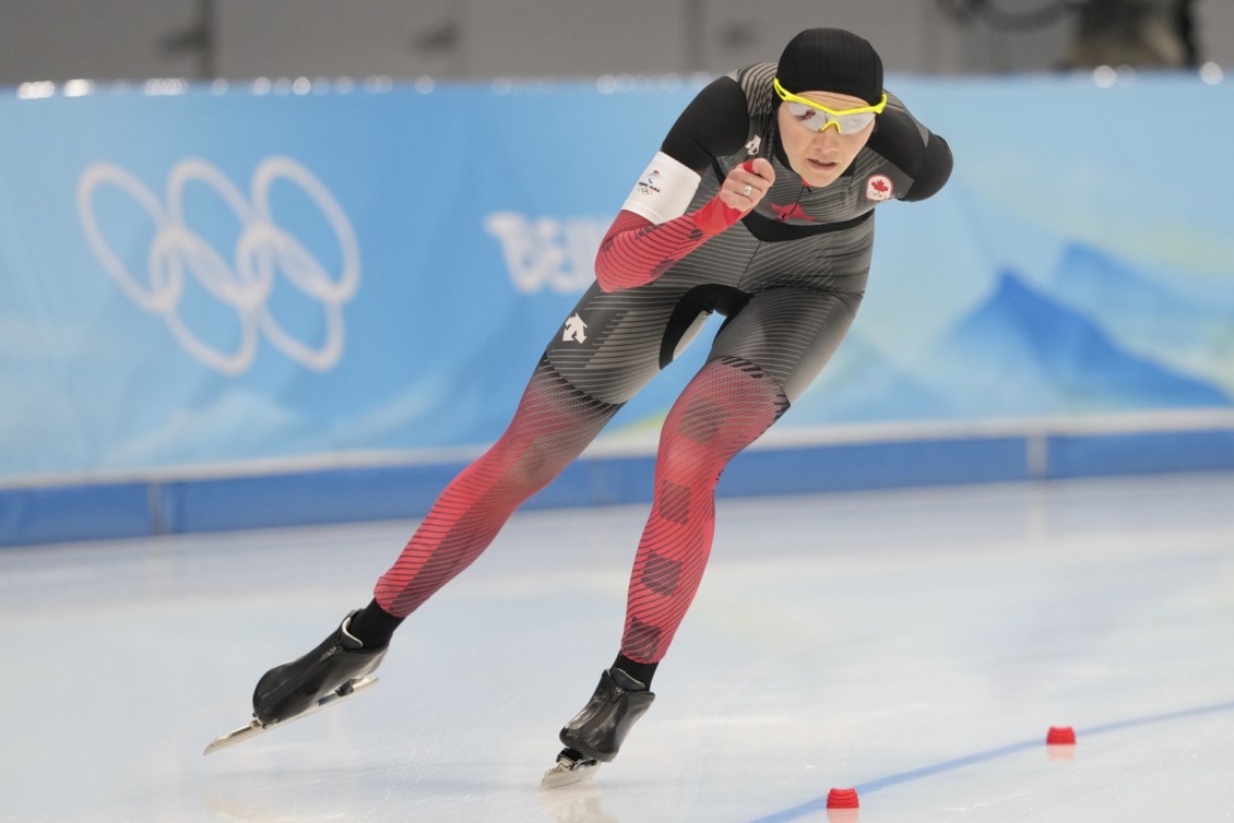 Isabelle Weidemann sur la glace lors de la finale du 5000 mètres au patinage de vitesse sur longue piste de Beijing 2022