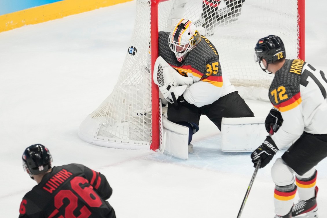 Daniel Winnik envoie la rondelle dans le filet du gardien de but allemand Mathias Niederberger à Beijing 2022