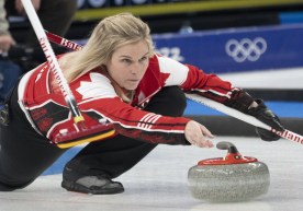 La capitaine canadienne Jennifer Jones lance une pierre contre le Japon lors de la ronde préliminaire des Jeux olympiques d'hiver de Beijing 2022, le 11 février 2022.