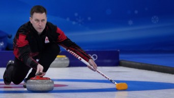 Le capitaine d'Équipe Canada Brad Gushue regarde droit devant avant de lancer sa pierre dans un match de curling masculin à Beijing 2022.