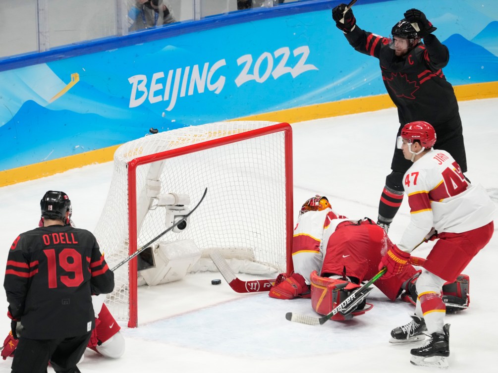 Eric Staal et Eric O'Dell  célèbrent le but marqué par Jordan Weal lors du match de qualification du tournoi de hockey sur glace masculin contre la Chine à Beijin 2022