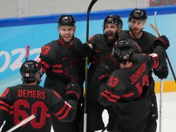 Les joueurs d'Équipe Canada célèbrent en groupe le but d'Eroc O'Dell lors du match en qualification contre l'Équipe de Chine à Beijing 2022
