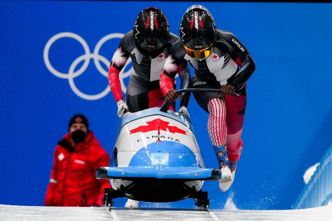 Cynthia Appiah et Dawn Richardson Wilson au départ d'une descente en bob à deux.