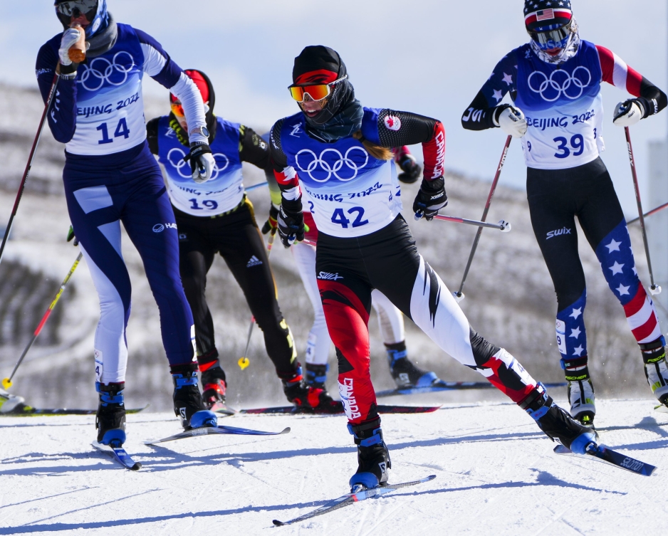 Cendrine Browne est en pleine course en avant-plan alors que skieuses la suit de près. autres