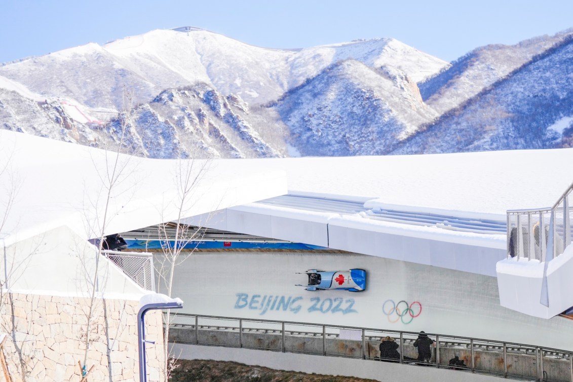 En plan paysage, le monobob de Christine de Bruin prend un virage dans la piste de bobsleigh à Beijing 2022.