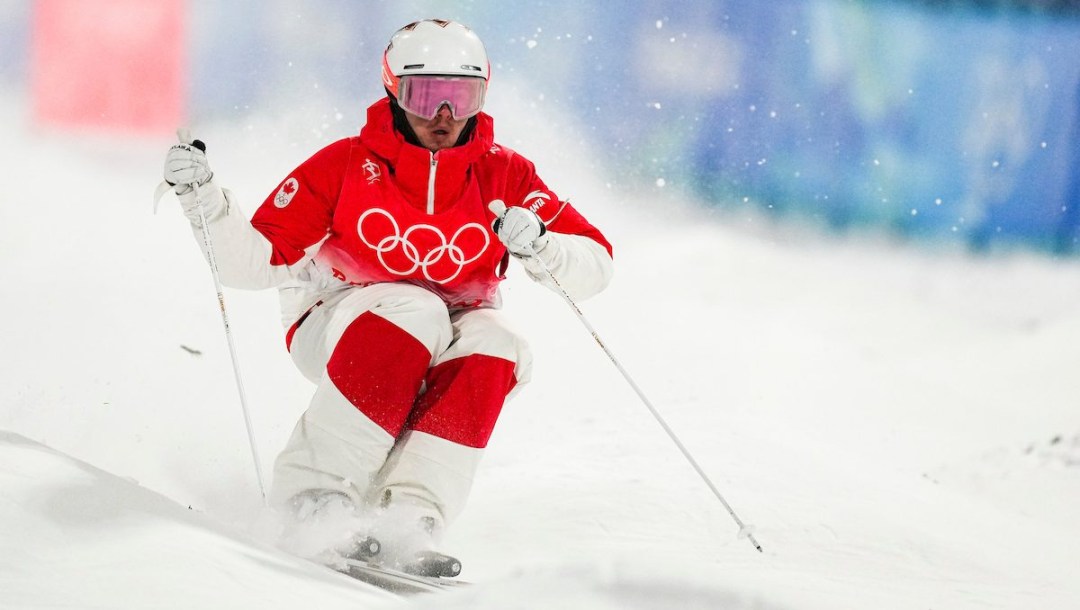 Mikael Kingsbury descendant une piste en ski de bosses.