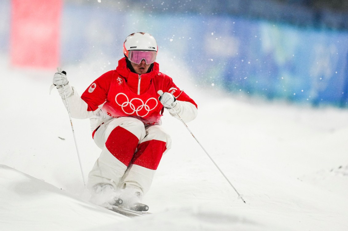 Mikael Kingsbury descendant une piste en ski de bosses.