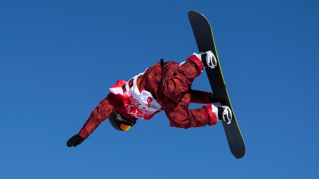 Laurie Blouin dans les airs pendant l'épreuve de slopestyle