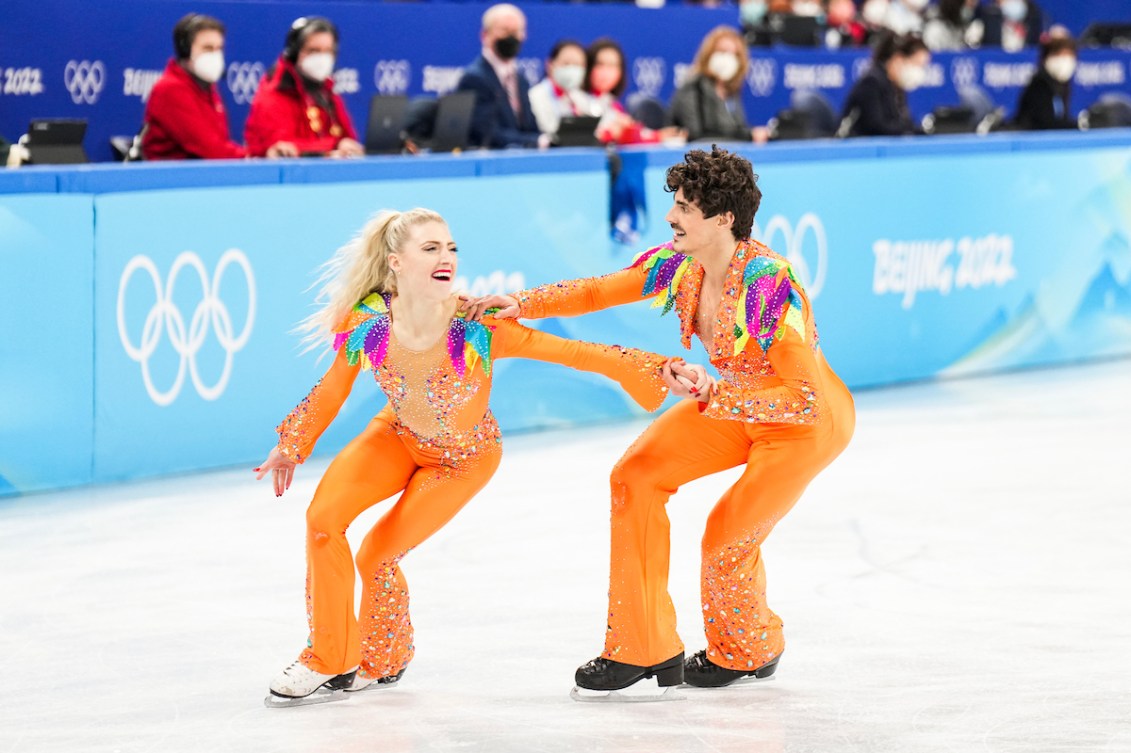 Piper Gilles et Paul Poirier patinent les mains jointes lors de l'épreuve de danse ryhtmique au patinage artistique de Beijing 2022
