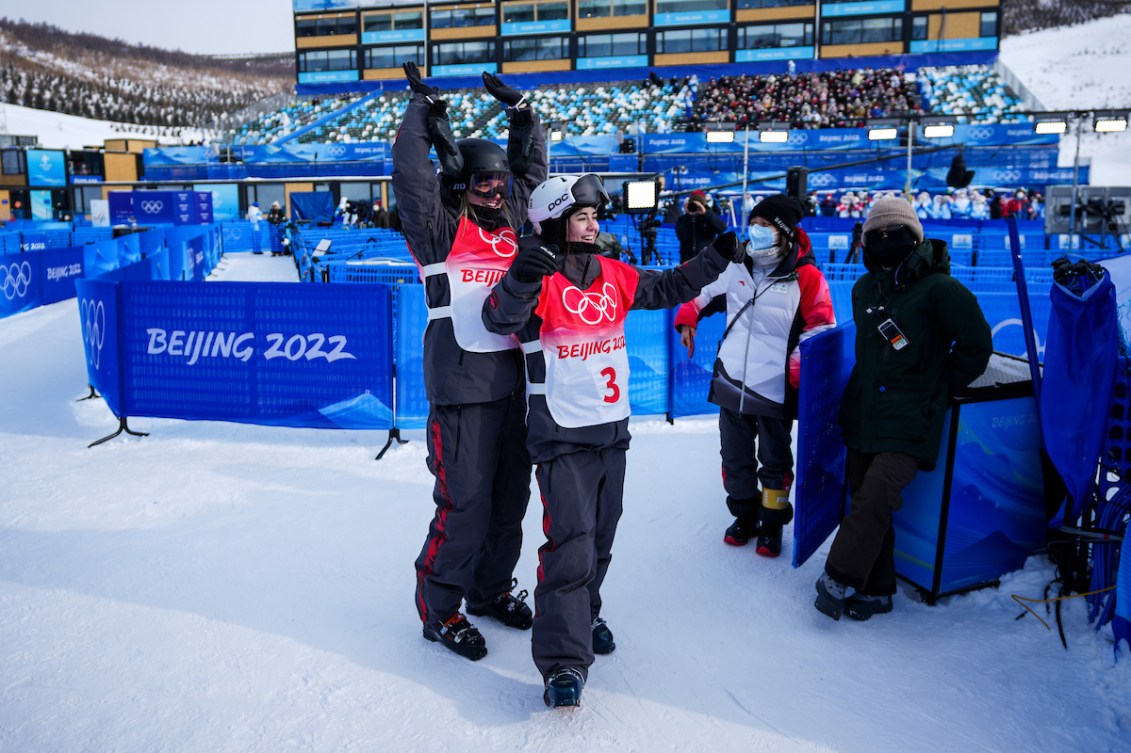 Cassie Sharpe et Rachael Karker saluent la foule après avoir participé aux qualifications de demi-lune en ski acrobatique à Beijing 2022