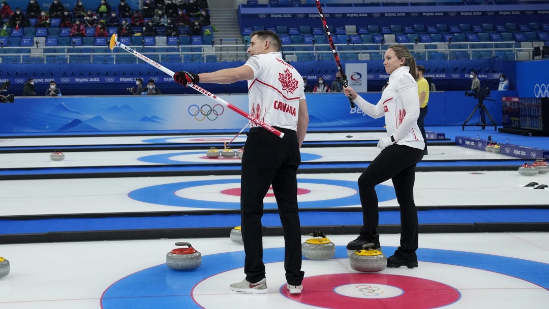 Rachel Homan et John Morris au curling double mixte de Beijing 2022