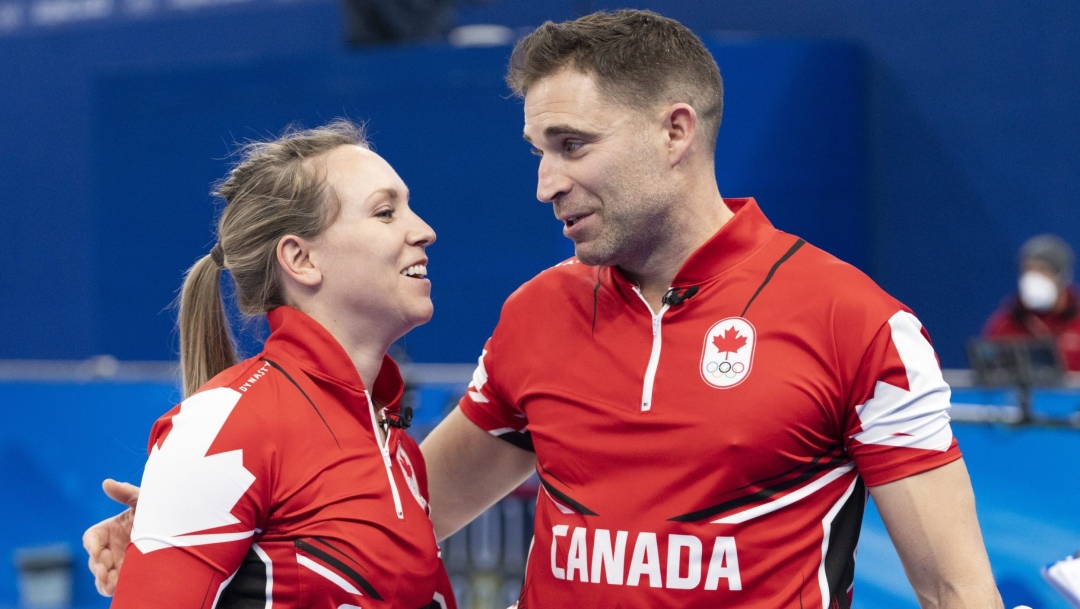 Deux athlètes de curling échangent un regard