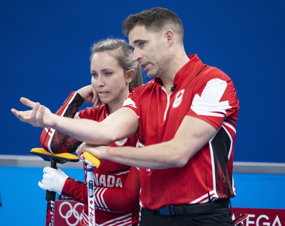 Rachel Homan et John Morris du Canada discutent un lancer en ronde préliminaire de curling double mixte contre la République tchèque le dimanche 6 février 2022 aux Jeux olympiques d'hiver de Beijing 2022.