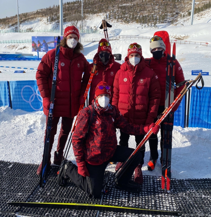 De gauche à droite, Jules Burnotte, Christian Gow, Adam Runnalls, Scott Gow et leur entraineur Justin Wadsworth (agenouillé) après avoir terminé sixième du relais 4 x 7,5 km à Beijing 2022. 