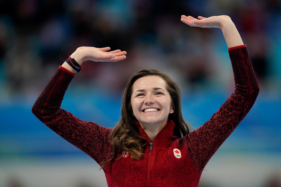 Isabelle Weidemann sourit en levant les bras dans les airs.