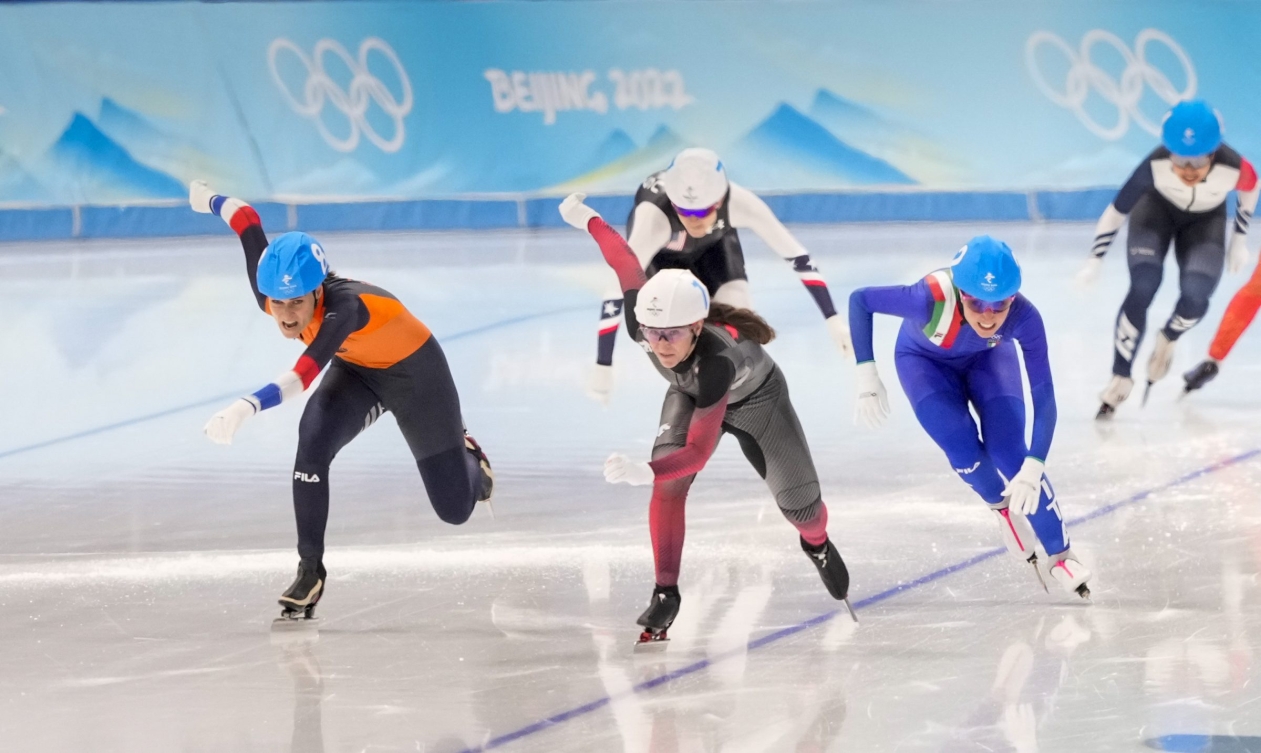 Ivanie Blondin patine avec force sur la glace aux côtés de ses rivales lors de l'épreuve féminine de départ groupé en patinage de vitesse sur longue piste à Beijing 2022